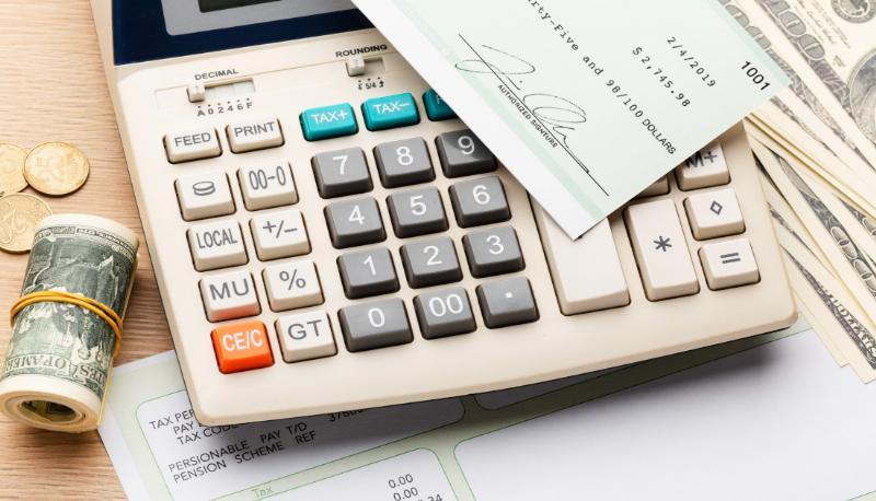 Minh họa quy trình chuẩn bị giấy tờ phức tạp cho việc định cư Châu Âu